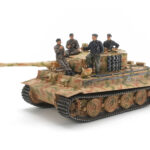 Tamiya 25401 1/35 German Tiger I Late Version w/Ace Commander and Crew Set