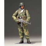Tamiya 36304 1/16 WWII German Infantryman (Reversible Winter Uniform)
