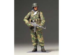 Tamiya 36304 1/16 WWII German Infantryman (Reversible Winter Uniform)