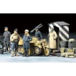 Tamiya 32412 1/48 German Luftwaffe Crew (Winter) w/Kettenkraftrad