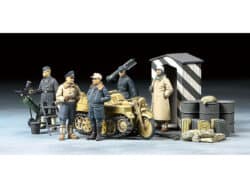Tamiya 32412 1/48 German Luftwaffe Crew (Winter) w/Kettenkraftrad